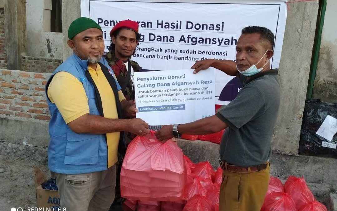 KORBAN BENCANA NTT TERIMA BANTUAN MAKANAN SAHUR DAN BERBUKA DARI PENYANYI AFGAN