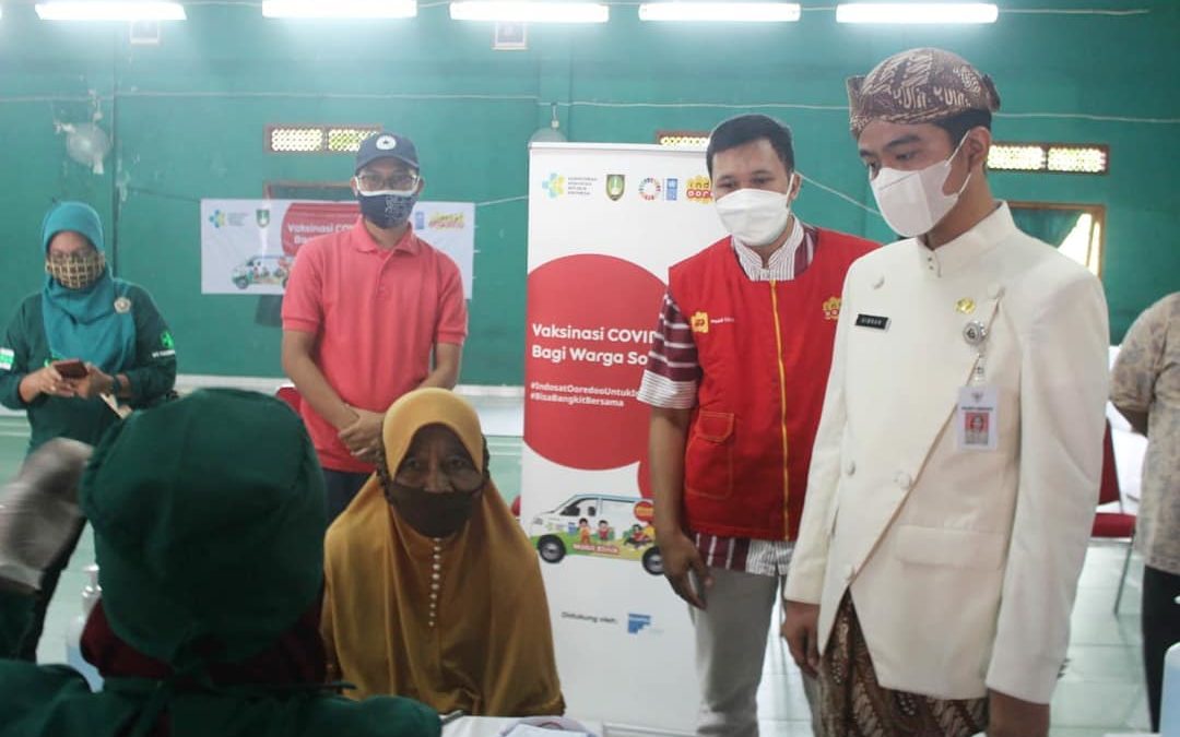 MAYOR OF SURAKARTA ATTENDS FREE VACCINE PROGRAM OF INDOSAT OOREDOO MOBILE CLINIC