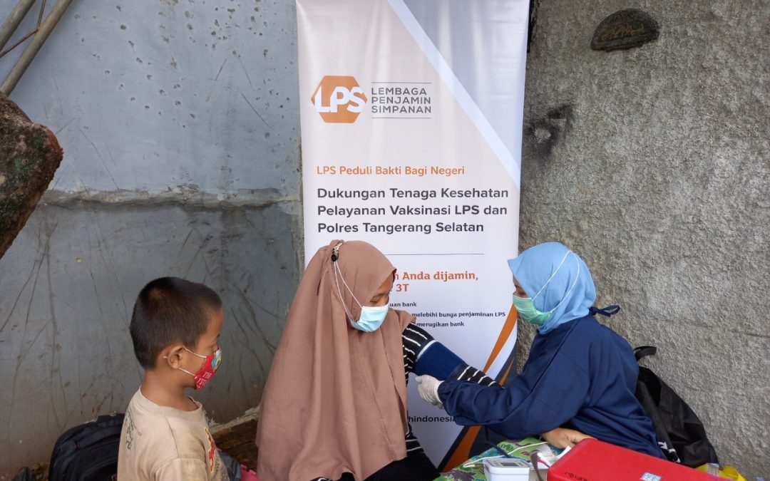 RESIDENTS WARMLY WELCOME COVID-19 VACCINE PROGRAM FROM LPS X POLRES IN SOUTH TANGERANG.