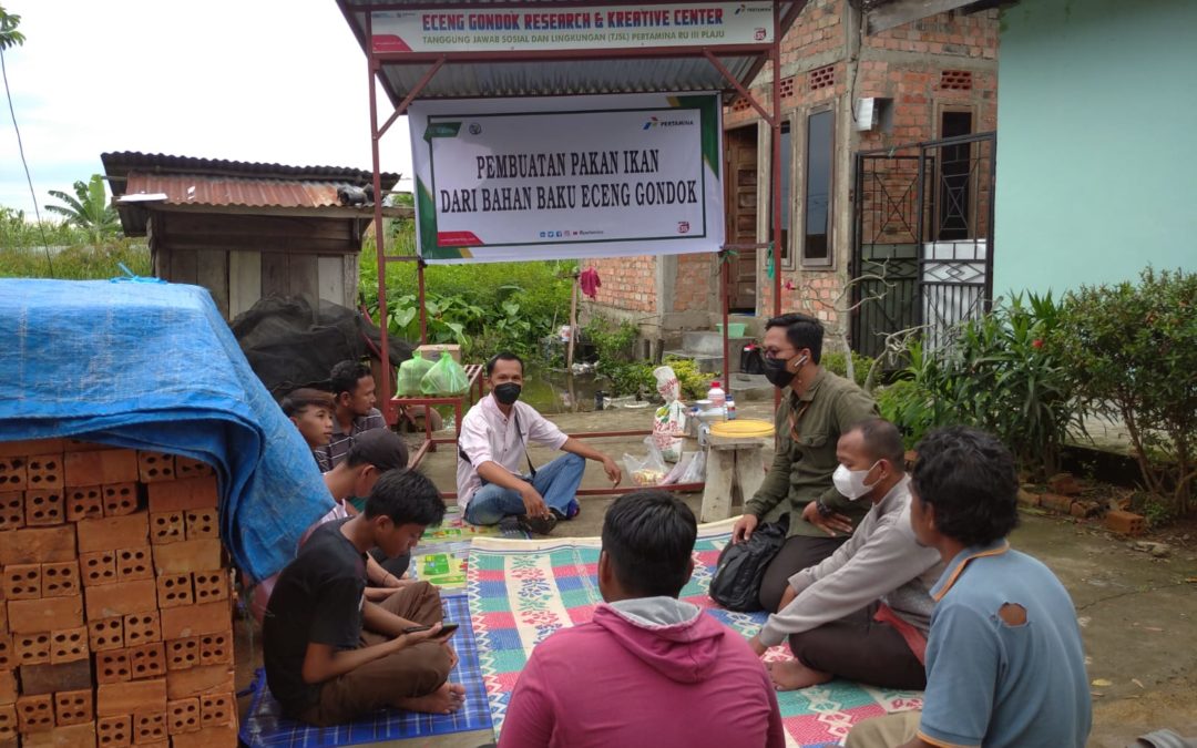 PERTAMINA RU III PLAJU GUIDE FISHERMEN IN FISH FEED PRODUCTION