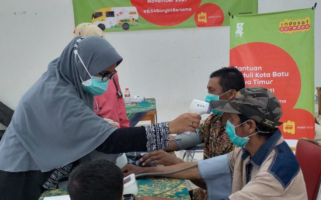 FOR BATU FLOOD VICTIMS, INDOSAT OOREDOO PROVIDES FREE HEALTH SERVICES.