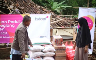 INDOSAT OOREDOO HUTCHISON GIVES HELP CARING FOR PANDEGLANG BANTEN