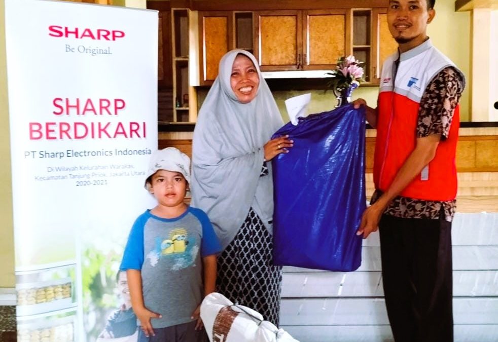 SHARP BERDIKARI BERIKAN BANTUAN TENDA USAHA DUKUNG UMKM INDONESIA