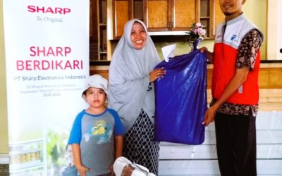 SHARP BERDIKARI GIVES HELP TENT BUSINESS SUPPORTS INDONESIAN MSMEs