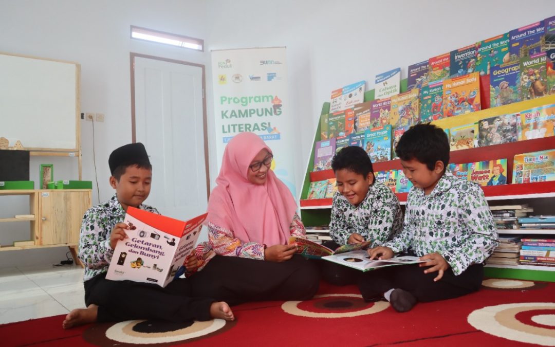 PT PLN CARE FOR EDUCATION PROVIDES HELP TO RUMAH BACA CERDAS CERIA