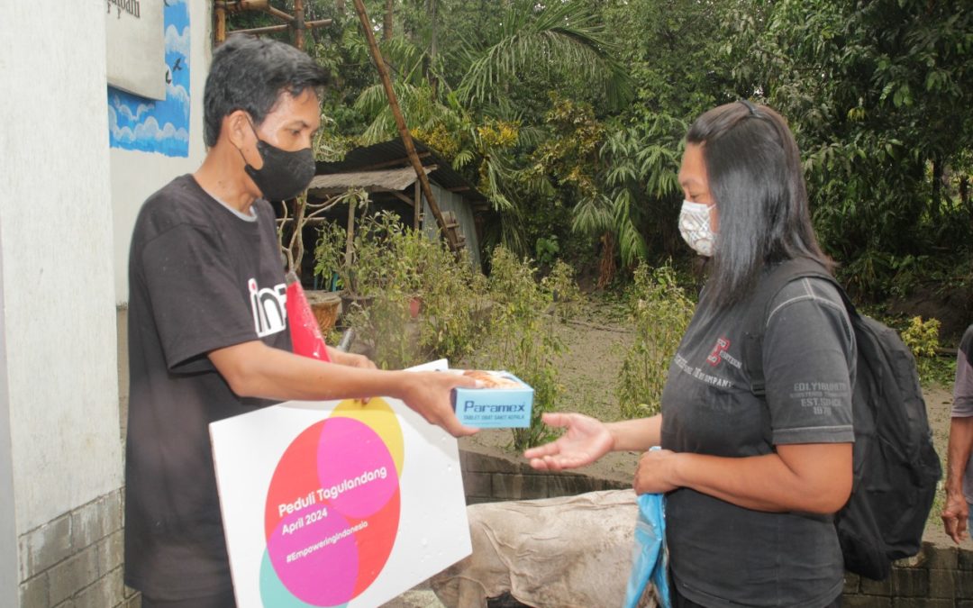 Indosat Ooredoo Hutchison distributes aid to residents affected by the eruption of Mount Ruang